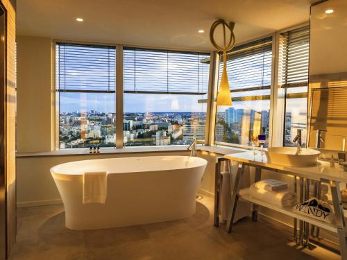 Suite Junior con cama extragrande, vistas a la ciudad y a la Torre Eiffel del hotel Too Hotel & Spa Paris - MGallery Collection. Foto 4