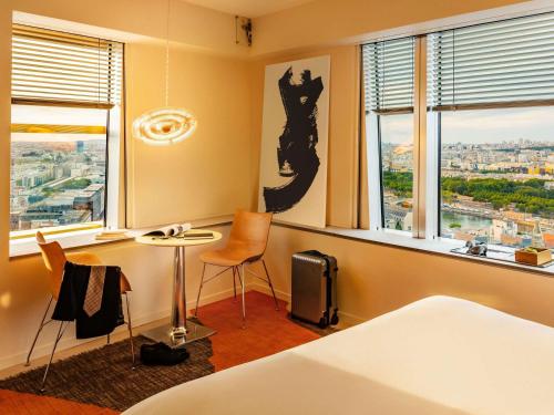 Habitación Executive esquinera con cama extragrande y vistas panorámicas a la Torre Eiffel del hotel Too Hotel & Spa Paris - MGallery Collection. Foto 1