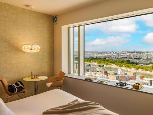 Habitación Clásica con cama extragrande del hotel Too Hotel & Spa Paris - MGallery Collection. Foto 4