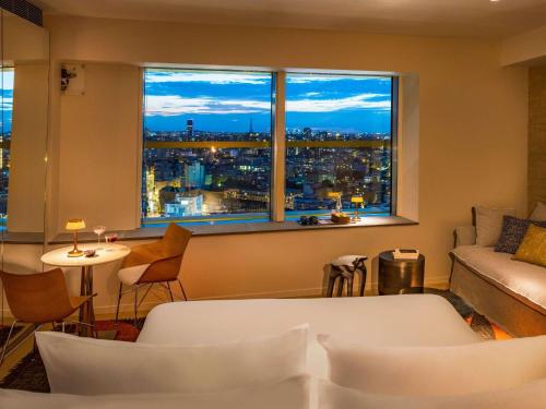 Suite Junior con cama extragrande, vistas a la ciudad y a la Torre Eiffel del hotel Too Hotel & Spa Paris - MGallery Collection. Foto 9