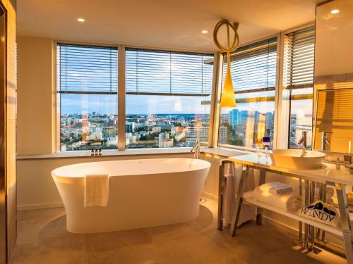 Suite Junior con cama extragrande, vistas a la ciudad y a la Torre Eiffel del hotel Too Hotel & Spa Paris - MGallery Collection. Foto 10