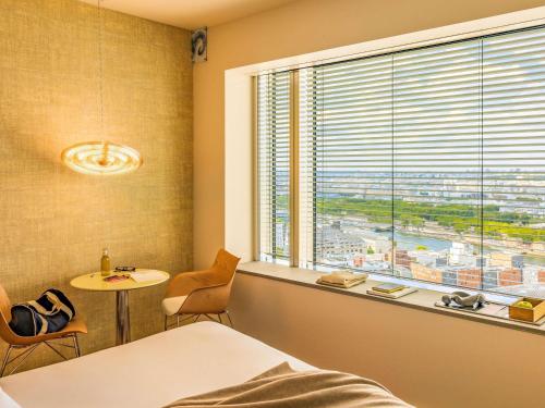 Habitación Superior con cama extragrande del hotel Too Hotel & Spa Paris - MGallery Collection. Foto 5