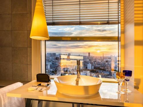 Habitación Executive esquinera con cama extragrande y vistas panorámicas a la Torre Eiffel del hotel Too Hotel & Spa Paris - MGallery Collection. Foto 4