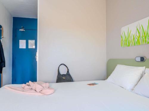DOBLE - Habitación con una cama grande del hotel Ibis Budget Rouen Parc Des Expos Zenith. Foto 3