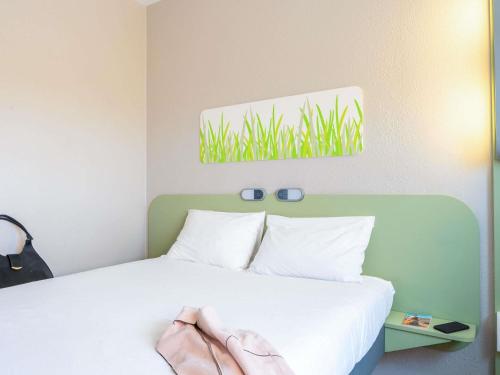 DOBLE - Habitación con una cama grande del hotel Ibis Budget Rouen Parc Des Expos Zenith. Foto 4