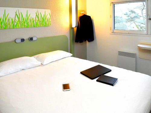DOBLE - Habitación con una cama grande del hotel Ibis Budget Rouen Parc Des Expos Zenith. Foto 5