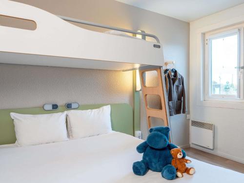 TRIPLE - Habitación con una cama grande y una cama litera del hotel Ibis Budget Rouen Parc Des Expos Zenith. Foto 1