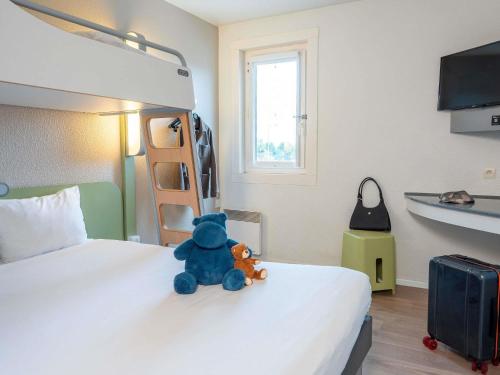 TRIPLE - Habitación con una cama grande y una cama litera del hotel Ibis Budget Rouen Parc Des Expos Zenith. Foto 3