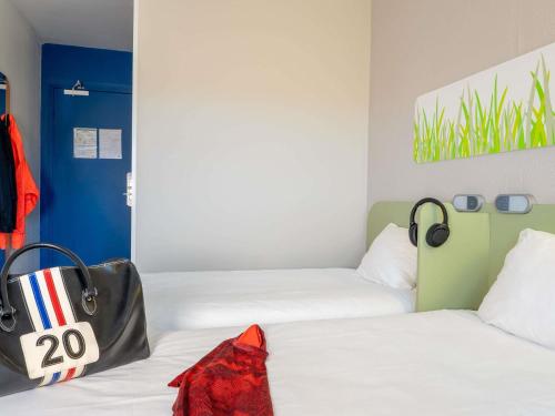 GEMELA - habitación con dos camas individuales para hasta 2 personas del hotel Ibis Budget Rouen Parc Des Expos Zenith. Foto 2
