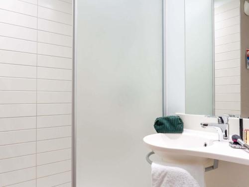 GEMELA - habitación con dos camas individuales para hasta 2 personas del hotel Ibis Budget Rouen Parc Des Expos Zenith. Foto 3