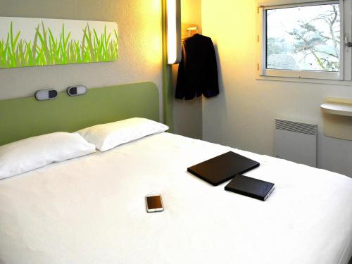 DOBLE - Habitación con una cama grande del hotel Ibis Budget Rouen Parc Des Expos Zenith. Foto 1