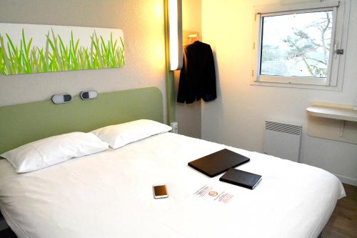DOBLE - Habitación con una cama grande del hotel Ibis Budget Rouen Parc Des Expos Zenith. Foto 2
