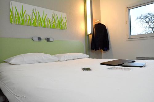 DOBLE - Habitación con una cama grande del hotel Ibis Budget Rouen Parc Des Expos Zenith. Foto 3