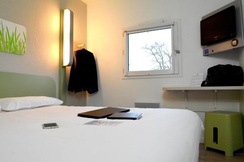DOBLE - Habitación con una cama grande del hotel Ibis Budget Rouen Parc Des Expos Zenith. Foto 4