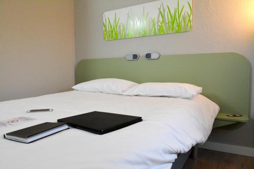 DOBLE - Habitación con una cama grande del hotel Ibis Budget Rouen Parc Des Expos Zenith. Foto 5