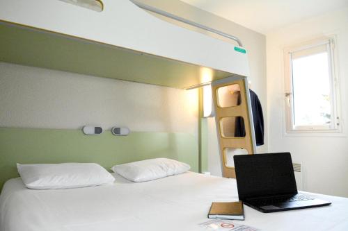TRIPLE - Habitación con una cama grande y una cama litera del hotel Ibis Budget Rouen Parc Des Expos Zenith. Foto 2
