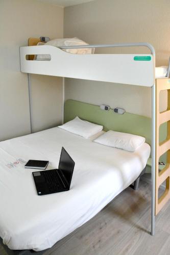 TRIPLE - Habitación con una cama grande y una cama litera del hotel Ibis Budget Rouen Parc Des Expos Zenith. Foto 3
