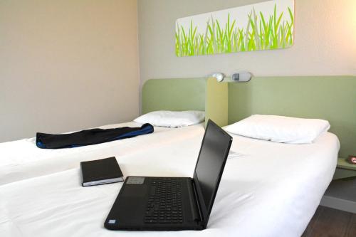 GEMELA - habitación con dos camas individuales para hasta 2 personas del hotel Ibis Budget Rouen Parc Des Expos Zenith. Foto 2