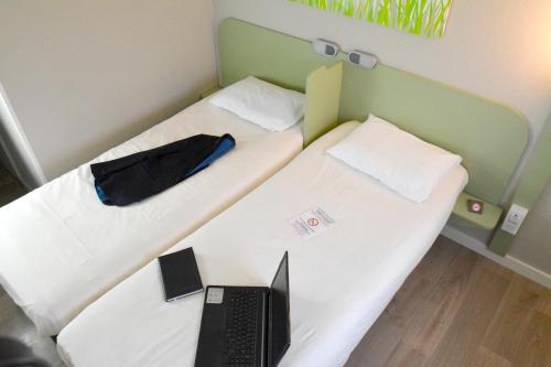 GEMELA - habitación con dos camas individuales para hasta 2 personas del hotel Ibis Budget Rouen Parc Des Expos Zenith. Foto 3