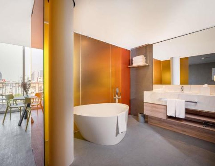 Suite Condesa con cama extragrande y balcón del hotel Mondrian Mexico City Condesa. Foto 4