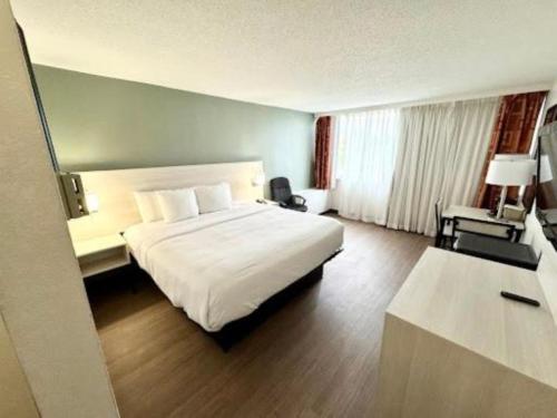 Suite para no fumadores - cama extragrande del hotel Ramada by Wyndham East Syracuse Carrier Circle. Foto 2