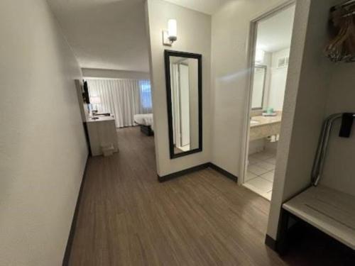 Suite para no fumadores - cama extragrande del hotel Ramada by Wyndham East Syracuse Carrier Circle. Foto 5