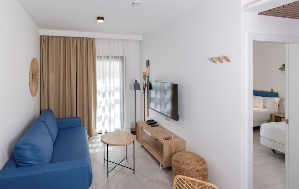 Apartamento Balcón o Terraza 2 habitaciones Familiar Sofá Cama incluido 2 Camas individuales del hotel Esmeralda Cotillo Homes by LIVVO. Foto 3