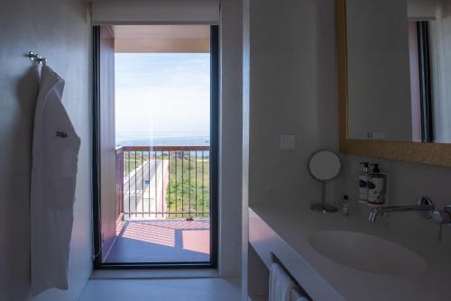 Suite con vistas al mar del hotel Sines Sea View. Foto 2