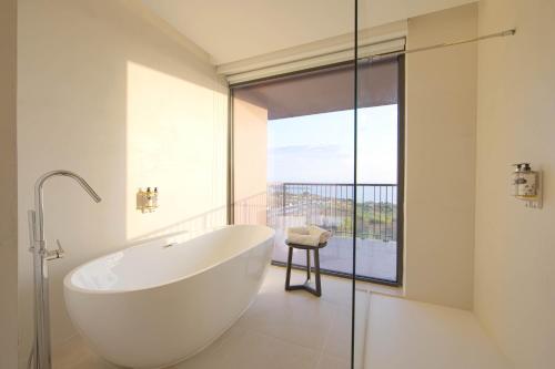 Suite con vistas al mar del hotel Sines Sea View. Foto 7