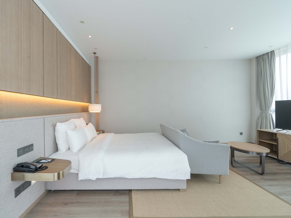 Habitación Deluxe con 1 cama king size del hotel Novotel Shanghai Qingpu Excellence. Foto 1