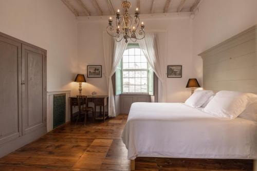 Habitación Doble con vistas a la montaña del hotel La Casa De Los Naranjos. Foto 1