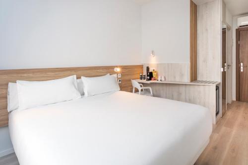 Habitación Deluxe del hotel B&B Lisboa Oeiras. Foto 1
