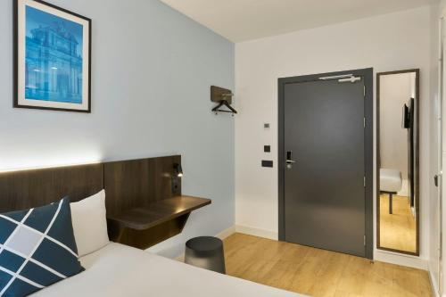 Habitación individual Efficient con 1 cama doble del hotel Four Points Flex by Sheraton Madrid Atocha. Foto 1