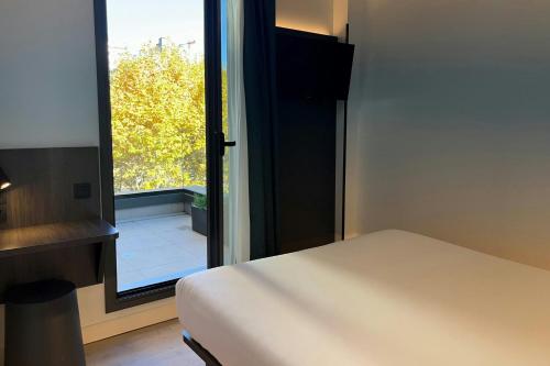 Habitación Estándar con cama grande, terraza y vistas a la ciudad del hotel Four Points Flex by Sheraton Madrid Atocha