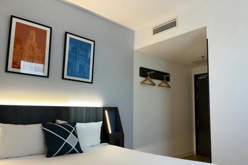 Habitación Estándar con cama grande, terraza y vistas a la ciudad del hotel Four Points Flex by Sheraton Madrid Atocha. Foto 1