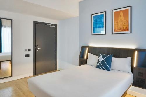 Habitación Doble Estándar con 1 cama grande del hotel Four Points Flex by Sheraton Madrid Atocha. Foto 2