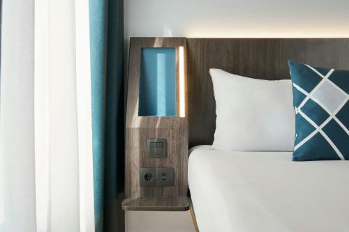 Habitación Doble Estándar con 1 cama grande del hotel Four Points Flex by Sheraton Madrid Atocha. Foto 3