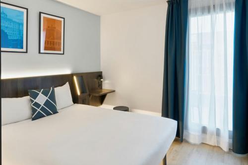 Habitación Estándar con cama grande, terraza y vistas a la ciudad del hotel Four Points Flex by Sheraton Madrid Atocha