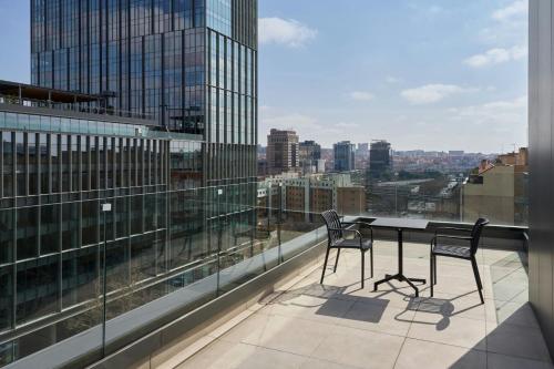 Habitación Estándar con cama grande, terraza y vistas a la ciudad del hotel Four Points Flex by Sheraton Madrid Atocha. Foto 3