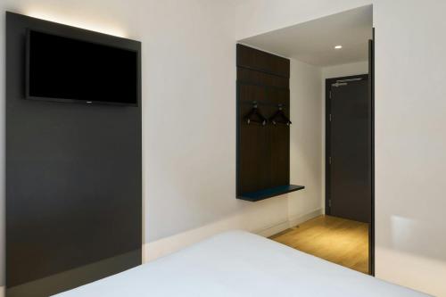 Habitación Doble Estándar con 1 cama grande del hotel Four Points Flex by Sheraton Madrid Atocha