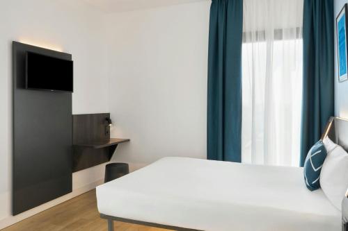 Habitación Doble Estándar con 1 cama grande del hotel Four Points Flex by Sheraton Madrid Atocha. Foto 2