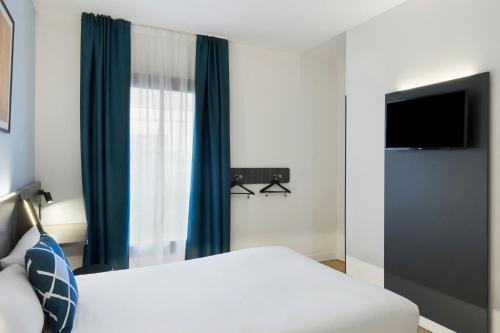 Habitación Doble Estándar con 1 cama grande del hotel Four Points Flex by Sheraton Madrid Atocha. Foto 3