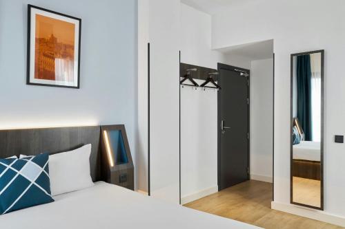 Habitación Doble Estándar con 1 cama grande del hotel Four Points Flex by Sheraton Madrid Atocha. Foto 6