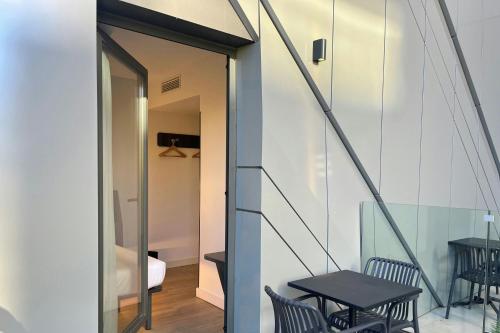 Habitación Estándar con cama grande, terraza y vistas a la ciudad del hotel Four Points Flex by Sheraton Madrid Atocha. Foto 7