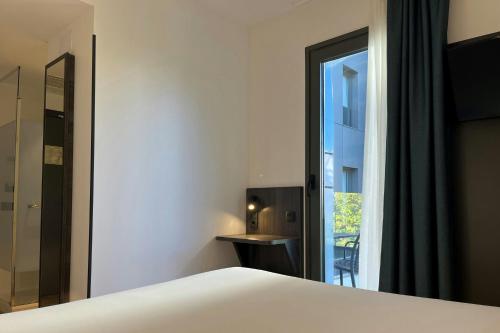 Habitación Estándar con cama grande, terraza y vistas a la ciudad del hotel Four Points Flex by Sheraton Madrid Atocha. Foto 9