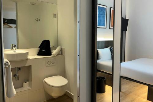 Habitación Estándar con cama grande, terraza y vistas a la ciudad del hotel Four Points Flex by Sheraton Madrid Atocha. Foto 11