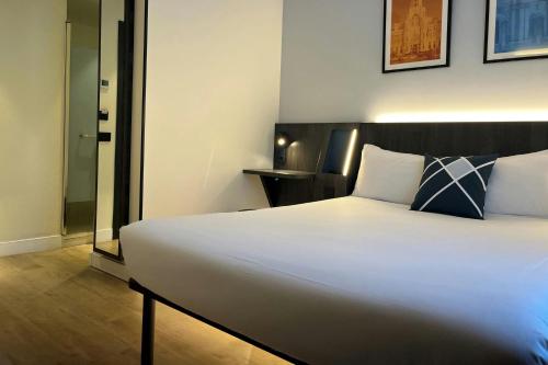 Habitación Doble Estándar con 1 cama grande del hotel Four Points Flex by Sheraton Madrid Atocha. Foto 12