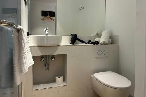 Habitación Doble Estándar con 1 cama grande del hotel Four Points Flex by Sheraton Madrid Atocha. Foto 14
