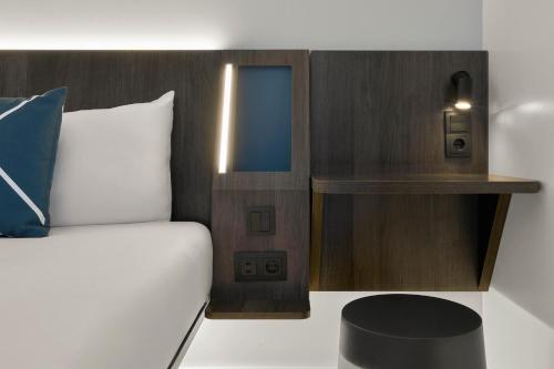 Habitación Estándar con cama grande, terraza y vistas a la ciudad del hotel Four Points Flex by Sheraton Madrid Atocha. Foto 13