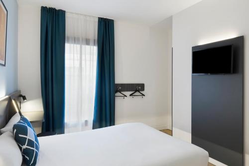 Habitación Doble Estándar con 1 cama grande del hotel Four Points Flex by Sheraton Madrid Atocha. Foto 16